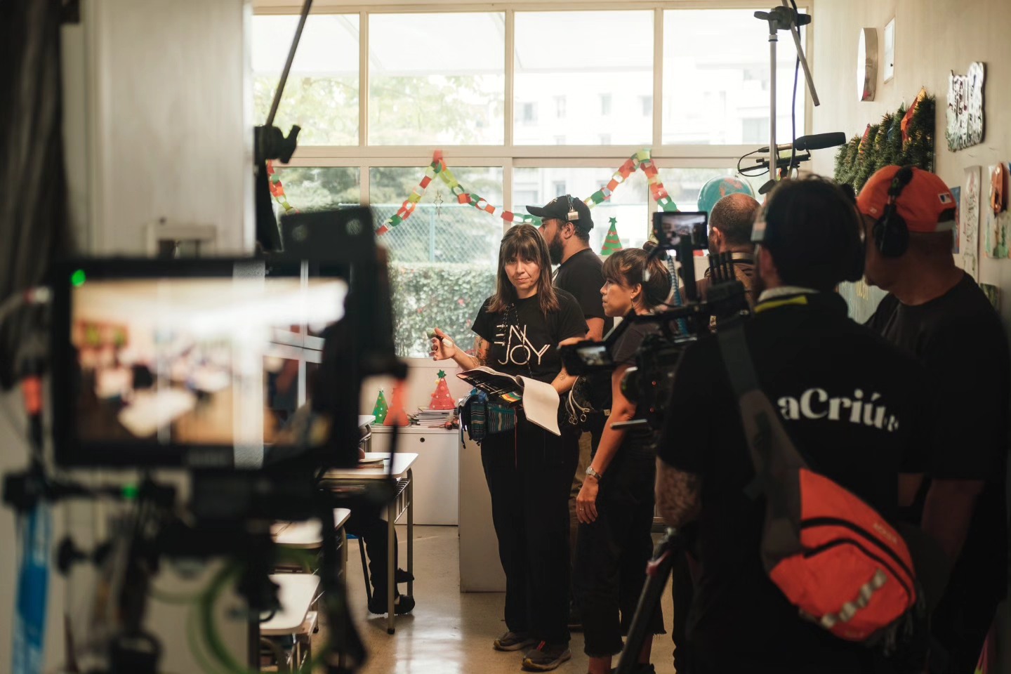 Federica dirigiendo al equipo durante un rodaje en un aula decorada
