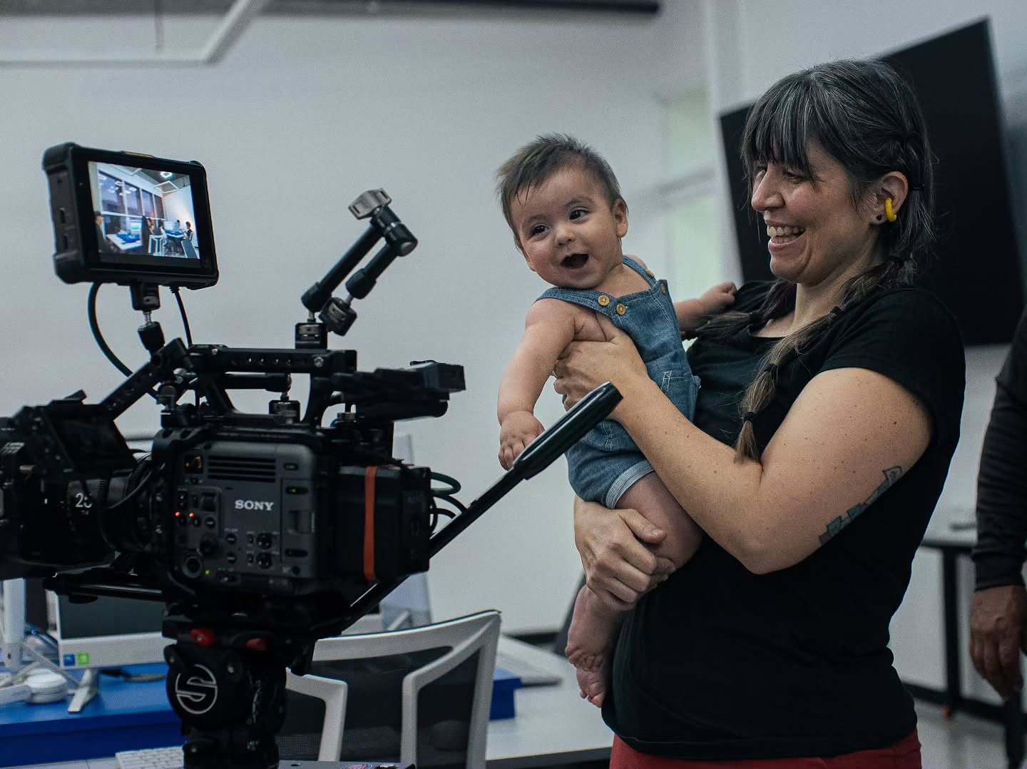 Federica sonriendo junto a una cámara de cine en el set
